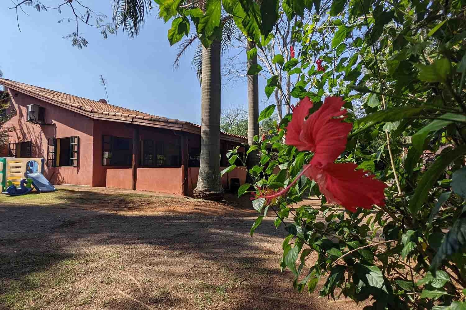 Fachada e jardim do Picanha na Villa, em Sorocaba